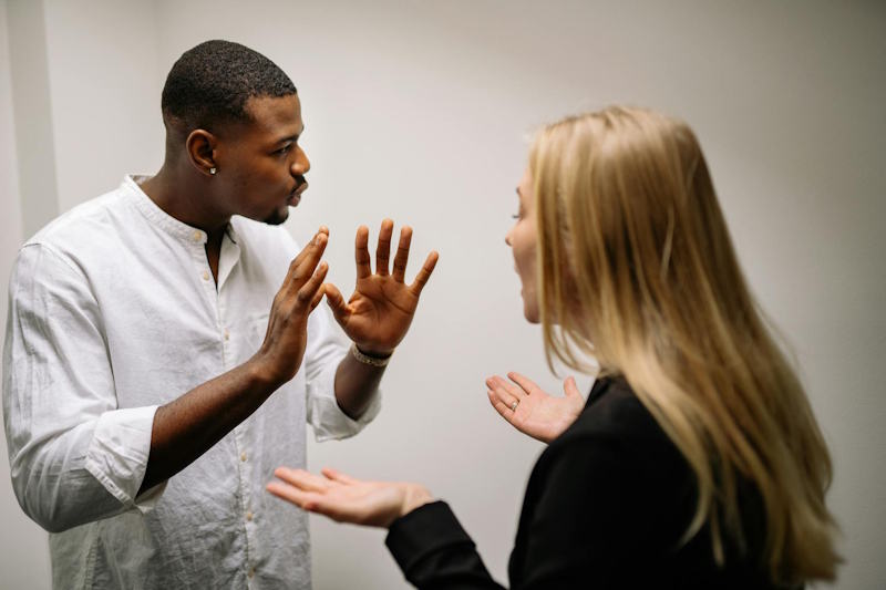 Couple en désaccord essayant de communiquer malgré la tension