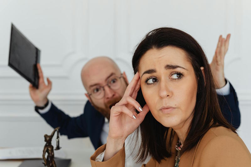 Situation de désaccord mettant en évidence la difficulté à dialoguer dans une relation